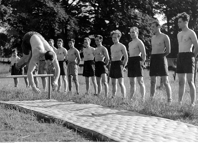 File:Trening sportowy żołnierzy 1. Samodzielnej Brygady Spadochronowej w Wielkiej Brytanii (21-101-1).jpg