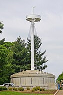 Památník na Arlingtonském národním hřbitově se stěžněm lodi uprostřed.