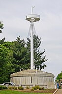 Memorial în Cimitirul Național Arlington, cu catargul navei în centru.