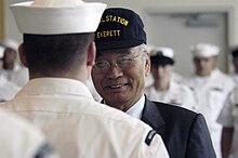 US Navy 040504-N-6477M-061 Senator Paull Shin (WA-D), een sponsor voor wetgeving die de naleving van de Asian Pacific Heritage Month in de Verenigde Staten heeft vastgesteld, woont een uniforme inspectie bij.jpg