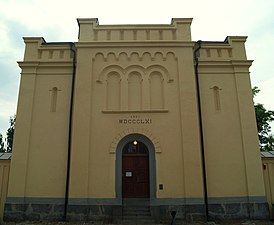 Fängelsets huvudbyggnad (i slätputsat tegel) sedd rakt framifrån med huvudingången mot Storgatan.