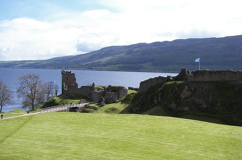 File:Urquhart Castle distance.jpg