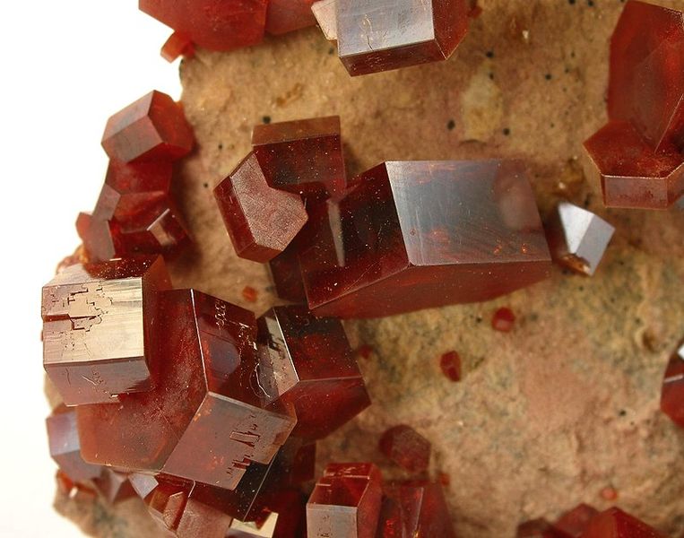 File:Vanadinite-v0951e.jpg