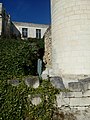 Français : Base du donjon et tourelle d'angle restaurée (contrefort du donjon), château de Villebois-Lavalette, Charente, France