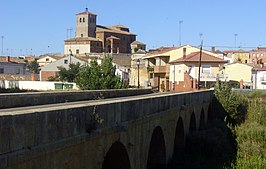 Kasabanın ve Santa María Magdalena kilisesinin görünümü