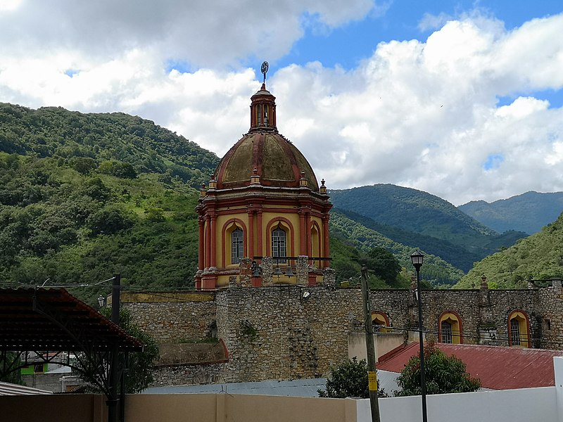 File:Vista de altura del templo.jpg