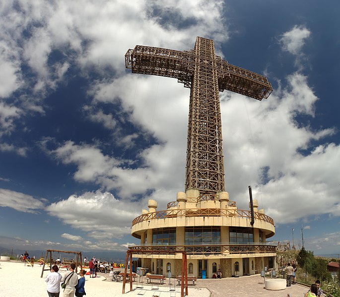 File:Vodno, Mileniumski krst shlíží na Skopje.jpg