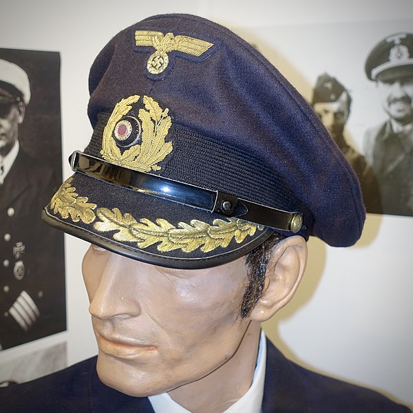 File:WW2 German Navy Kriegsmarine Kapitän zur See Kommandanten i Stavanger Uniform visor cap Schirmmütze Uniformslue Arquebus krigshistorisk museum War History Tysvær Norway 2020-06 DSC08218.jpg