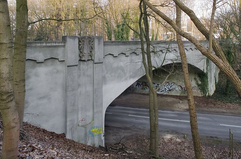 File:Westzijde viaduct met wapen - Arnhem - 20383897 - RCE.jpg