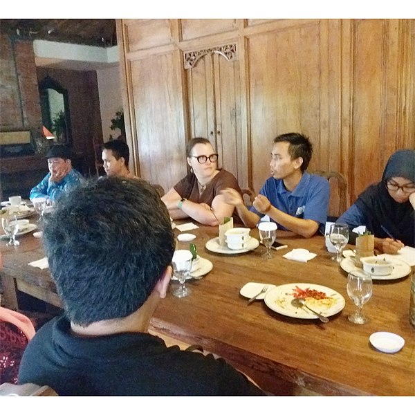 File:Wikipedia's Users Discussing about Wikipedia in Surakarta.jpg