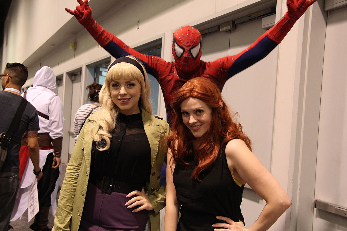 File:WonderCon 2015 - Spider-Man, Gwen Stecy, and Mary Jane (close-up)  (17049602815).jpg - Wikimedia Commons