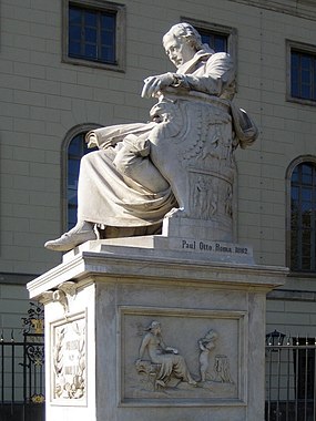 Humboldt-Denkmal bei der Humboldt-Universität Berlin. Man achte auf die typische Rundung des Gesichts und auf die Haende Vergroessern