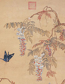 Obraz s modrým motýlem po levé straně a bíle kvetoucími wistáriemi v centru.