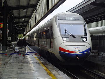 Tyrkisk TCDD HT65000 højhastighedstog på banegården i Ankara.