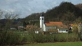 Blick auf das Dorf Zakl und seine Kirche Devica Marija.