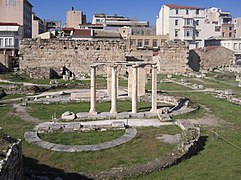 Ruines de la                  bibliothèque d'Hadrien sur l'agora romaine d'Athènes.