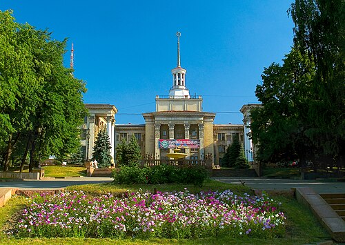 Луганск. Красная площадь Луганск. Институт культуры Луганск. Луганск площадь города. Луганск город парк.