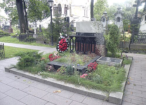 The headstone on Starovoytova's tomb at the Nikolskoye Cemetery of the Alexander Nevsky Lavra in Saint Petersburg, 2009