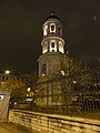 Ночная подсветка колокольни Владимирской церкви с оградой.jpg