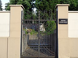 Капија Ашкенаског гробља са метални украсом у облику меноре