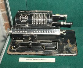 מכונת החישוב הסובייטית "פליקס". המכונה יוצרה מ-1929 ועד 1978, כמה שנים אחרי שכמעט כל היצרנים האחרים סגרו את פסי הייצור. מכונה בסיסית ופשוטה, עם הפונקציונליות הבסיסית בלבד, וכתוצאה מכך גם עמידה ואמינה. מספר המכונות שיוצרו נמדד במיליונים. מחיר המכונה ב-1959 היה 110 רובל סובייטי, שווה ערך לכ-30 דולר אמריקאי.