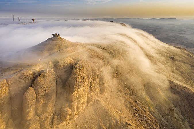 圖為以色列拉蒙坑上的平流霧，該處是世界最大的冰斗侵蝕坑。本圖以無人機拍攝。