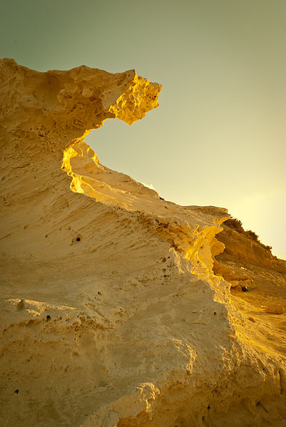 File:صخور شاطىء كليوبترا.jpg