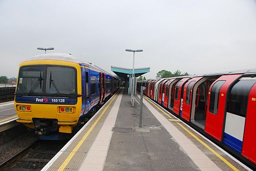 165128+CentralLine-Greenford-20090513