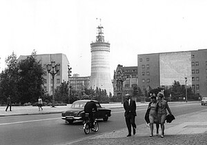 Berliner Fernsehturm: Geschichte, Lage und Umgebung, Baubeschreibung