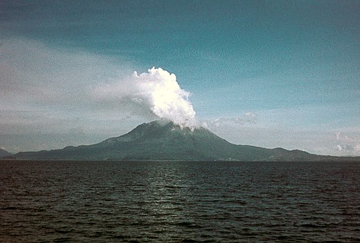 De Sakurajima tijdens een kleine eruptie in de zomer van 1974.