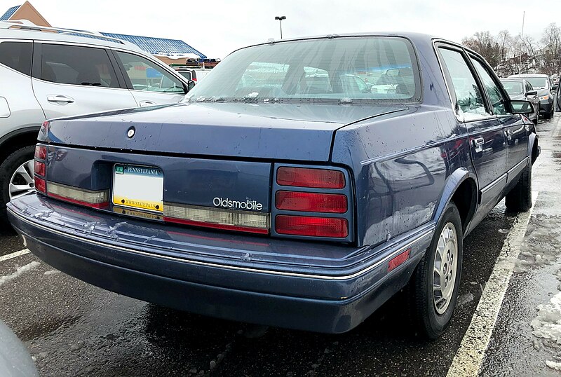 File:1996 Oldsmobile Ciera SL, rear right, 12-20-2020.jpg