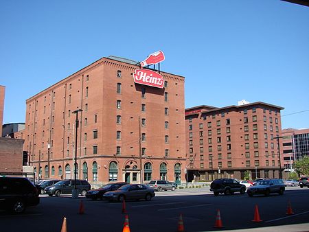 2008-05-24 Pittsburgh 014 Penn St, 13th St, Heinz Building (2669437590).jpg