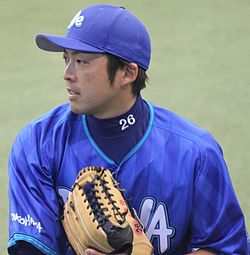 20140323 - Seibu Dome.JPG-те Yokaroama DeNA BayStars-тің Shotaro Ide ойыншысы.