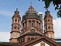 La tour de la cathédrale surpasse en hauteur bon nombre de bâtiments de la ville.