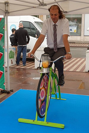 Éric Koeberlé (maire de Bavilliers et vice-président du conseil départemental) fait son propre jus de fruits à la force des mollets.