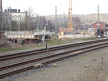 Neue Überbauten für die Brücken der Leinetalbahn (links) und der Südharzstrecke (rechts) über die Bundesstraße werden vorbereitet (Februar 2018)