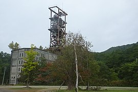 ซากเหมืองถ่านหินซูมิตโตโมะเบ็มเบ็ตสึ ซึ่งปิดตัวลงเมื่อ ค.ศ. 1971