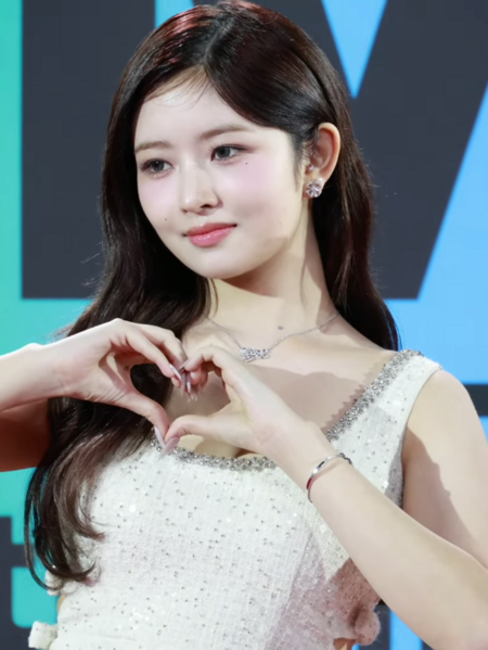 File:20231202 IVE's Naoi Rei at the MAMA2023 7.2.png