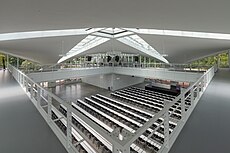 Blick von der Galerie ins Atrium und auf das Lichtkreuz (2024)[65]