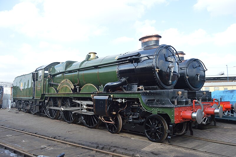 File:5043 Earl of Mount Edgcumbe parked up around the turntable.jpg