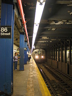 Une rame de métro arrivant aux quais de la station de la 86e rue, sur la ligne C du métro de New York (États-Unis). (définition réelle 682 × 909*)