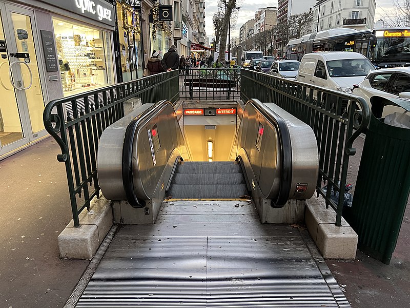 File:Accès Station Métro Charenton Écoles Rue Paris - Charenton-le-Pont (FR94) - 2021-12-30 - 8.jpg