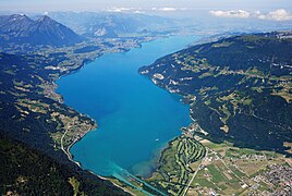 Der Thunersee von Ostsüdosten aus der Luft gesehen