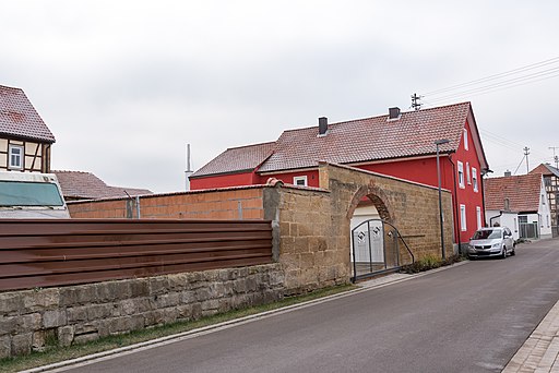 Aidhausen, Kaiserstraße 1, Mauerrest des Nebengebäudes-20161220-002