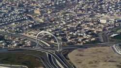 Arcos de Al Wahda al comienzo de la Autopista Lusail en Onaiza