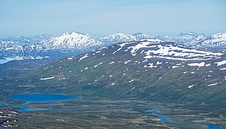 Berget Allak - vy från Álátjåhkkå. I förgrunden Miellädno.