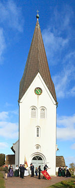 Der Amrumer Trachetnverein vor der St. Clemens (Nebel)‎