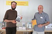 Andreas Bohnenstengel und Markus Dietl am Büchertisch