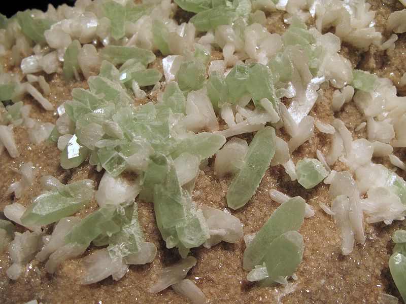 File:Apophyllite on Heulandite and Stilbite - India2.jpg