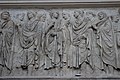 Ara Pacis, escultura de la Antigua Roma (todo tipo de líneas, destacando las onduladas -pliegues de los ropajes- y las líneas de contorno -rostros en bajorrelieve del fondo-).